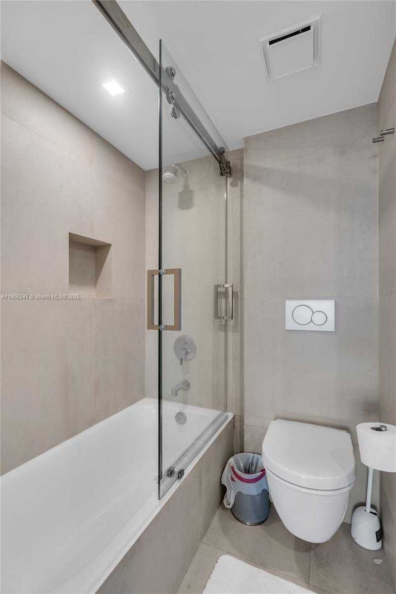 Small Image of 3 GROVE ISLE DR #C1710, Miami Number 25