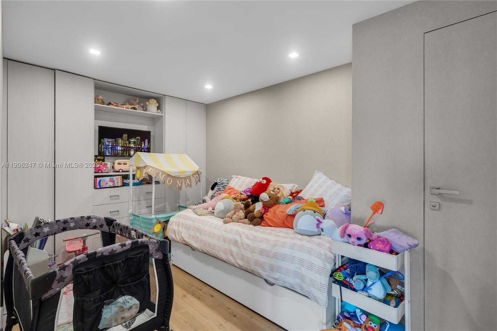 Small Image of 3 GROVE ISLE DR #C1710, Miami Number 26