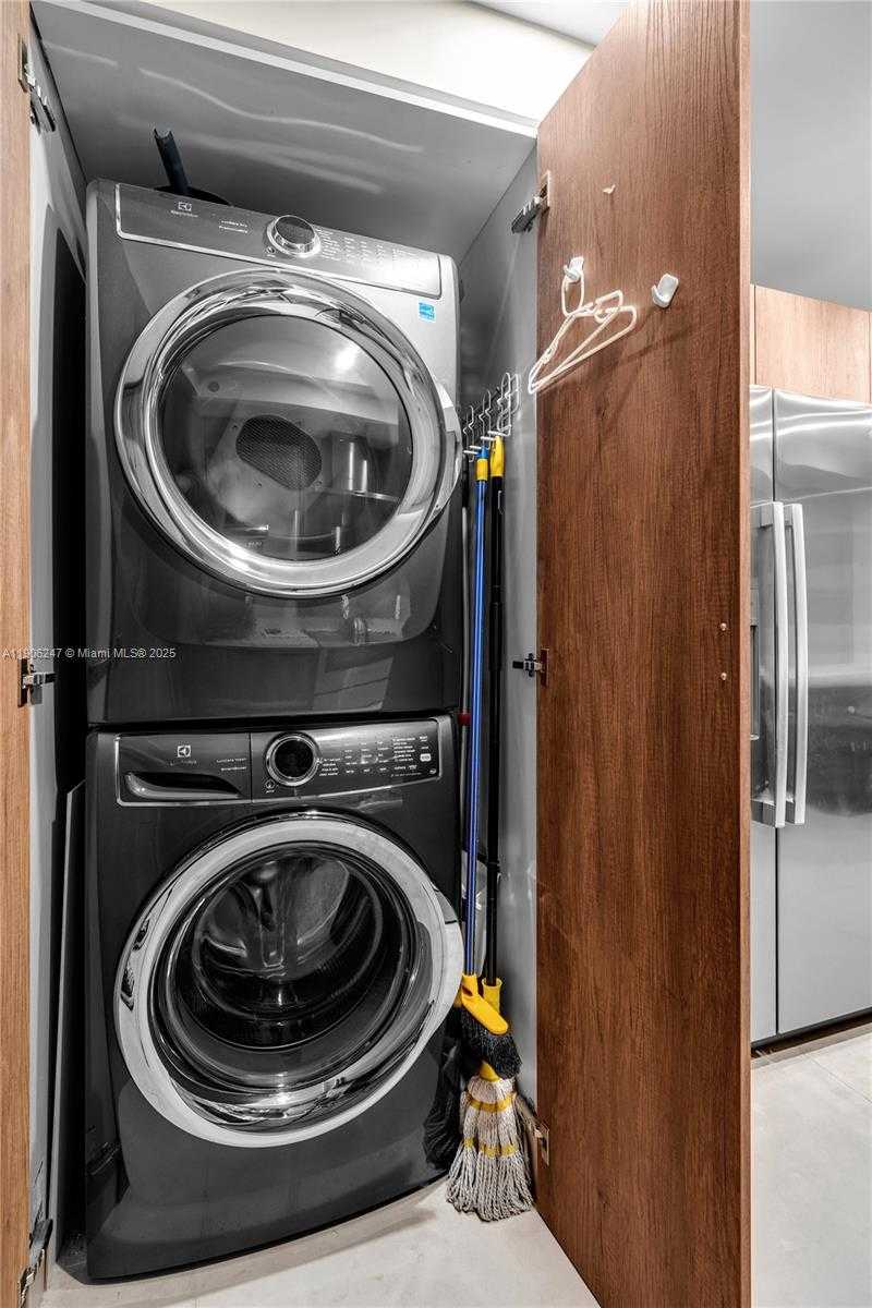 Small Image of 3 GROVE ISLE DR #C1710, Miami Number 28