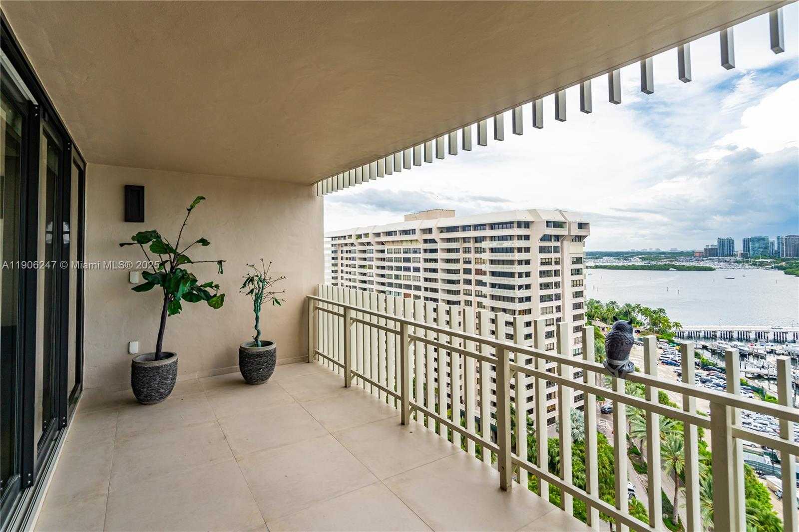 Small Image of 3 GROVE ISLE DR #C1710, Miami Number 31