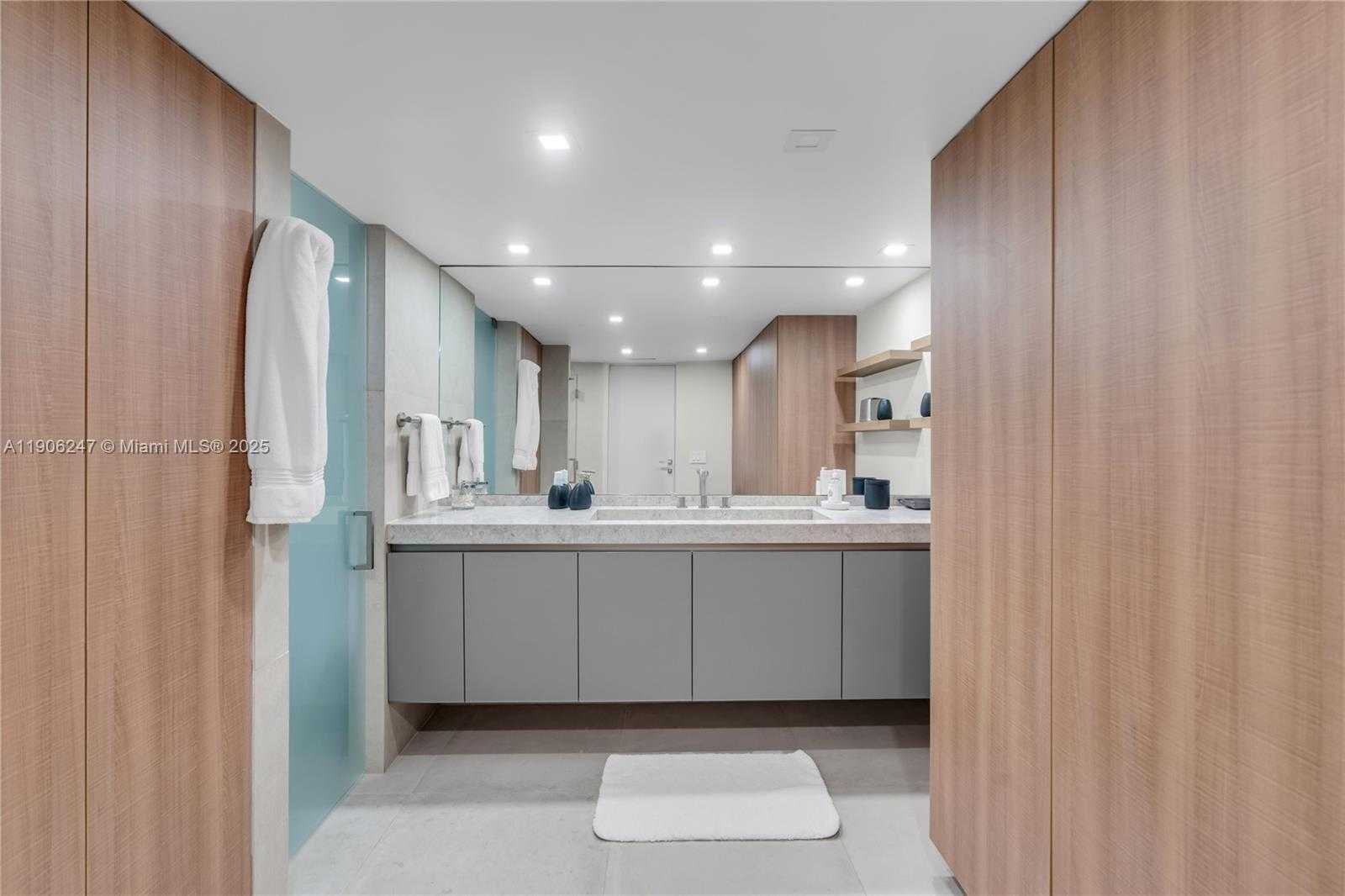 Small Image of 3 GROVE ISLE DR #C1710, Miami Number 4