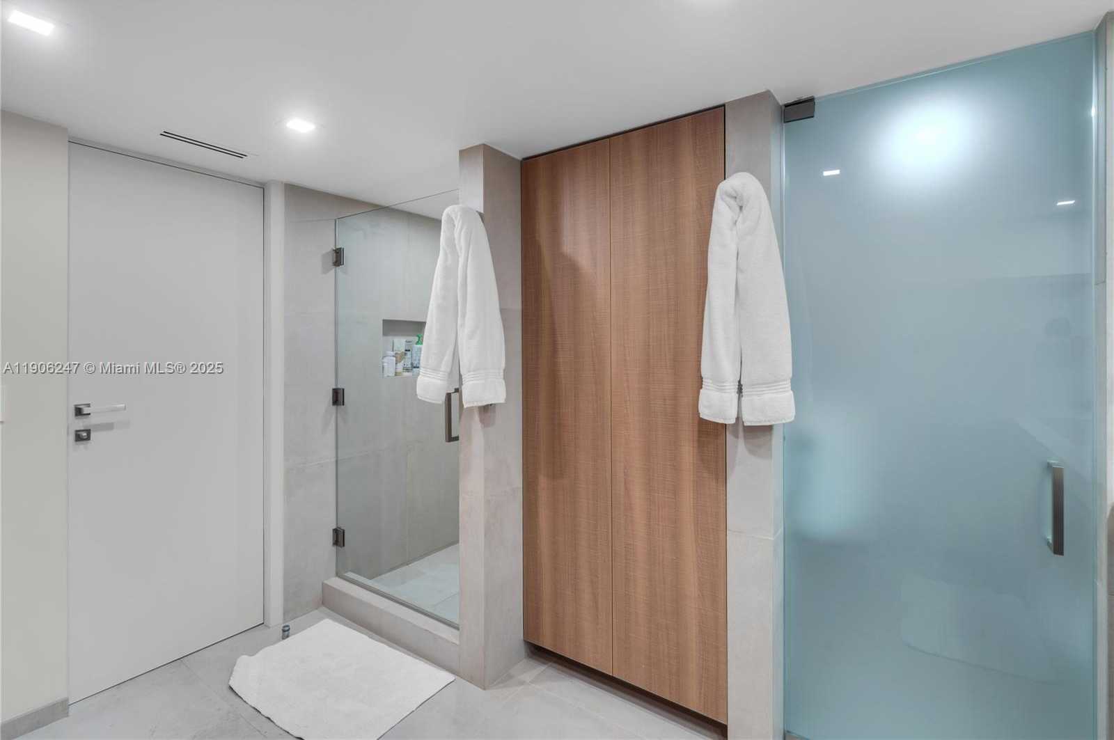 Small Image of 3 GROVE ISLE DR #C1710, Miami Number 5