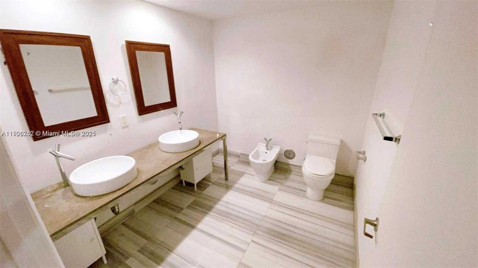 Small Image of 495 BRICKELL AVE #1606, Miami Number 9