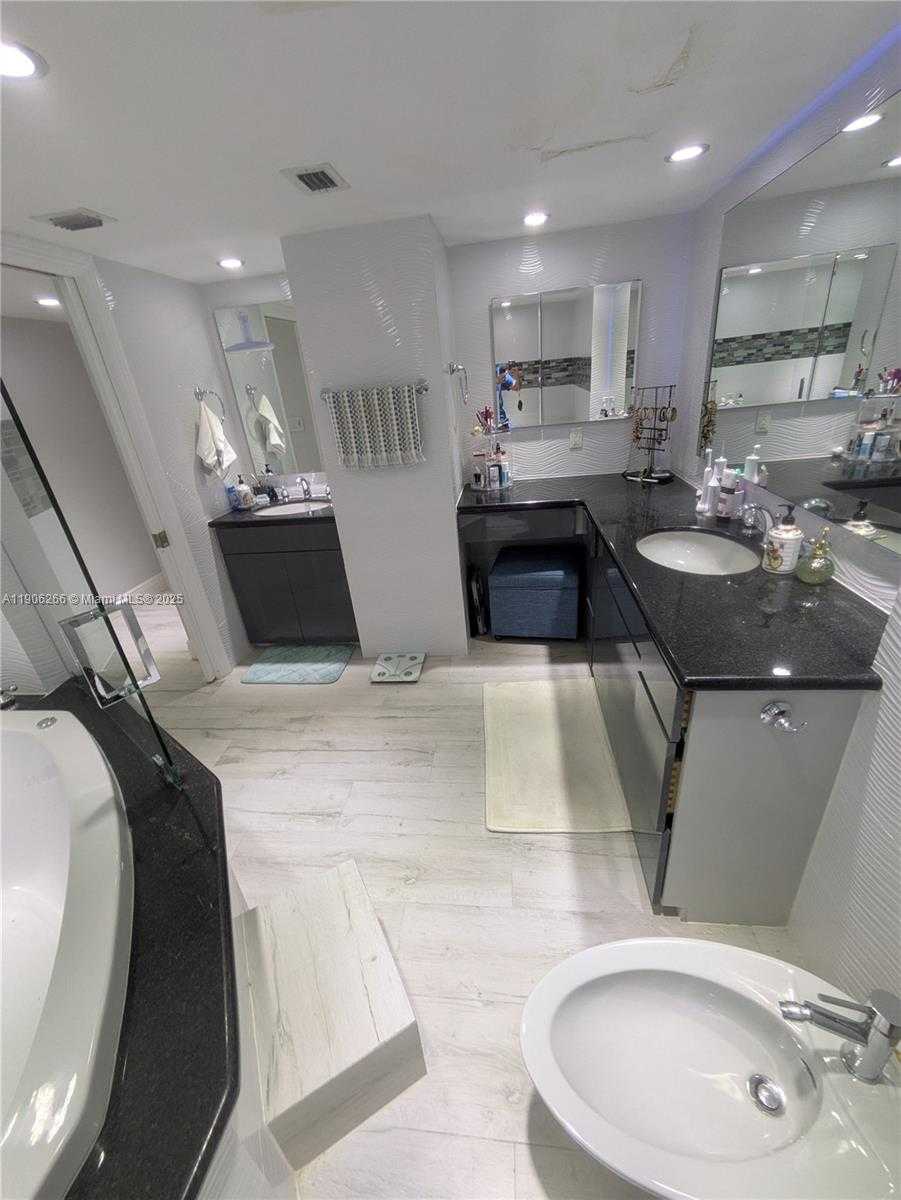 Small Image of 300 THREE ISLANDS BLVD #PH3A, Hallandale Beach Number 48