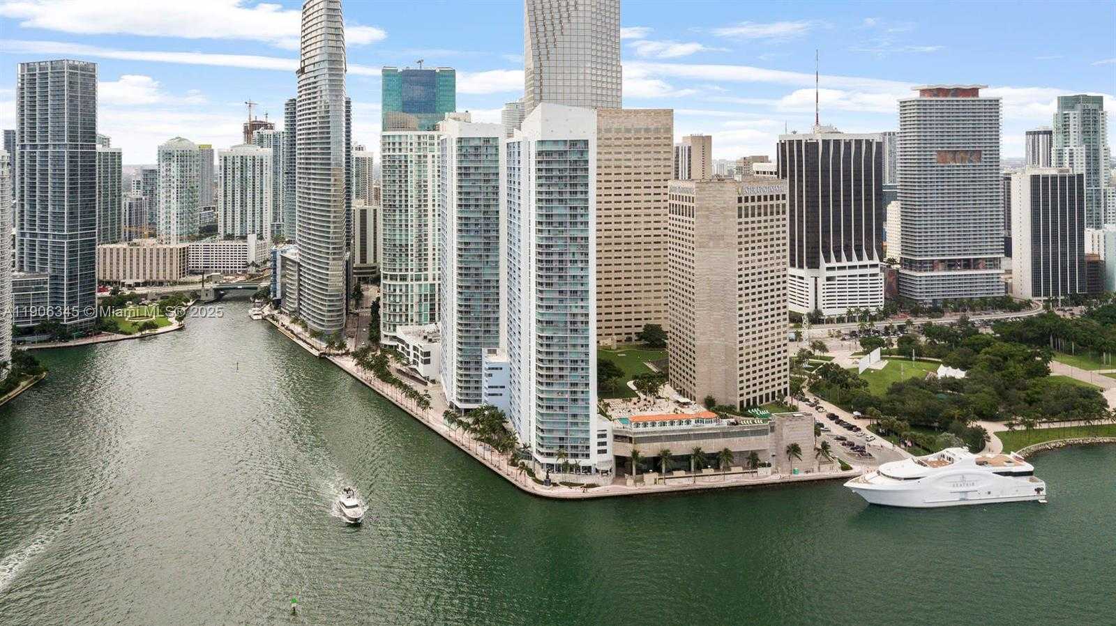 Small Image of 335 Biscayne Blvd, Miami, FL 33132, USA Number 10