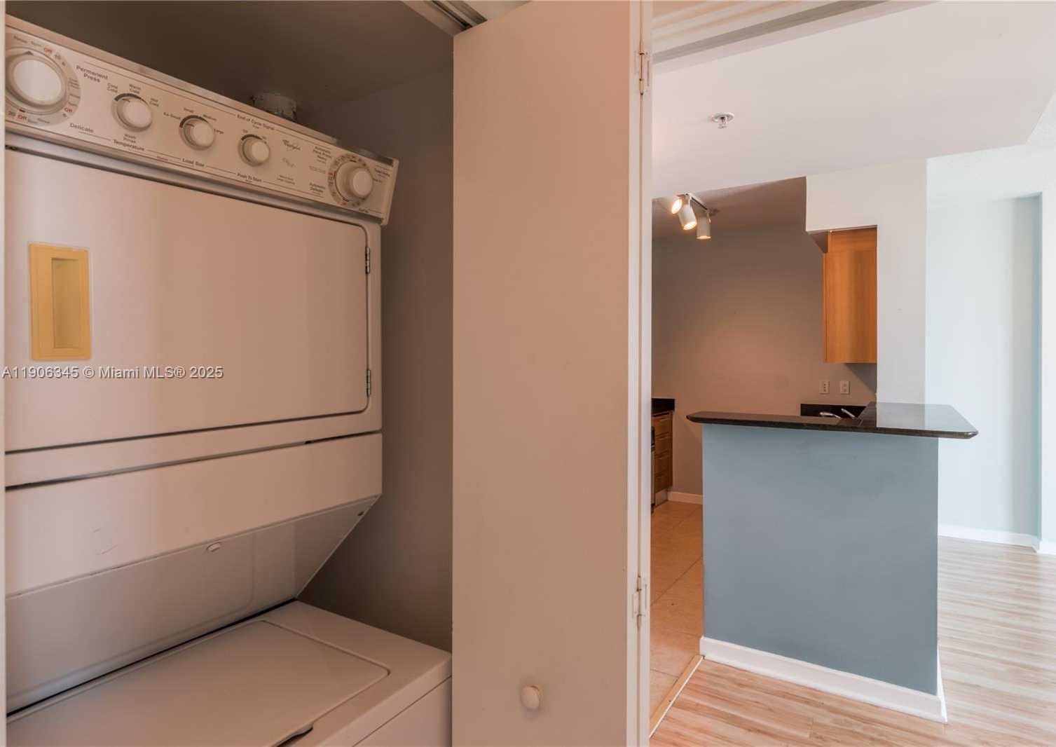 Small Image of 335 Biscayne Blvd, Miami, FL 33132, USA Number 9