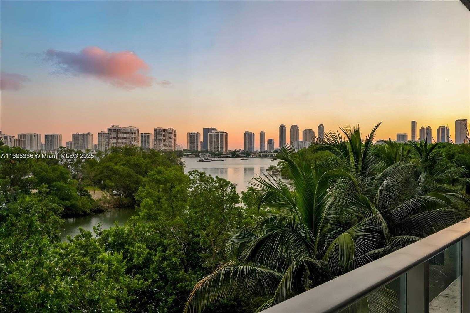 Small Image of 16385 BISCAYNE BLVD #301, North Miami Beach Number 1