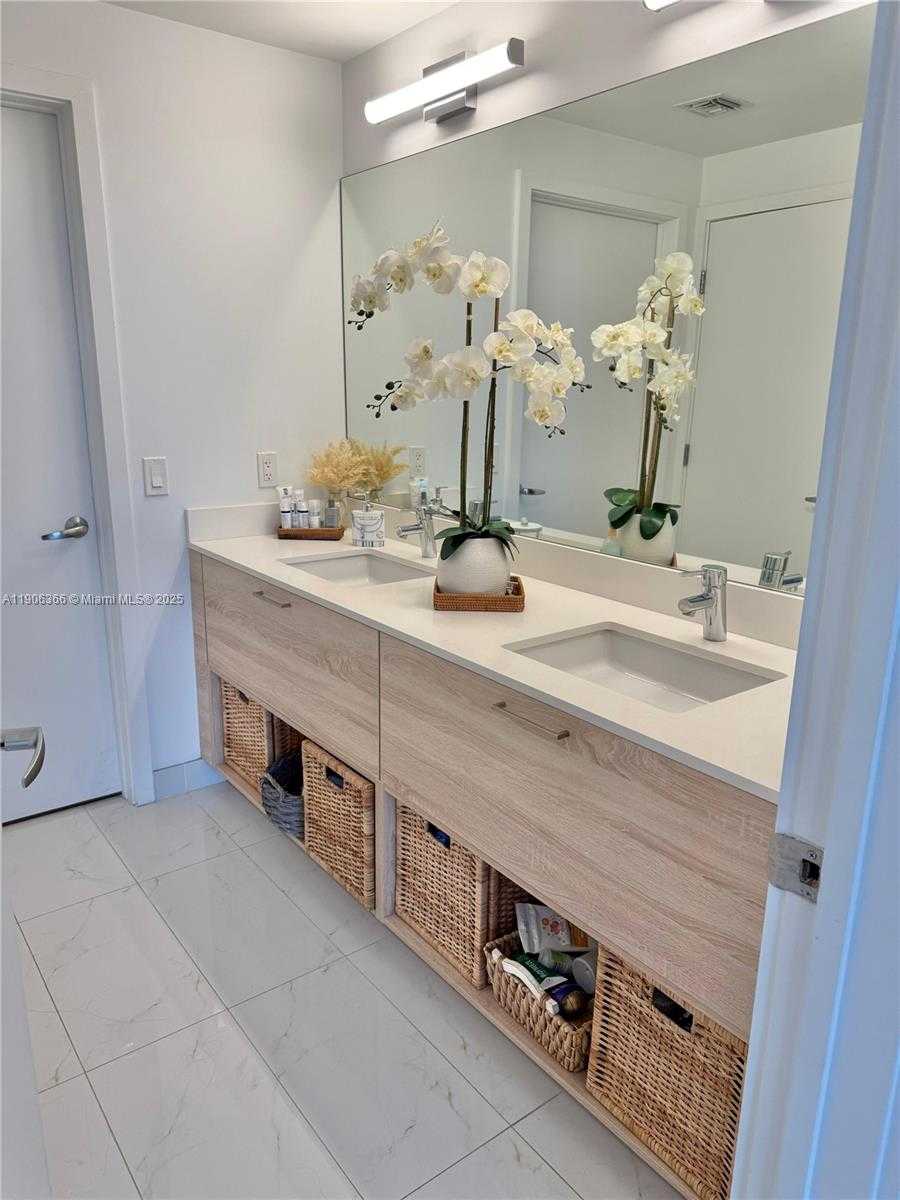 Small Image of 16385 BISCAYNE BLVD #301, North Miami Beach Number 10