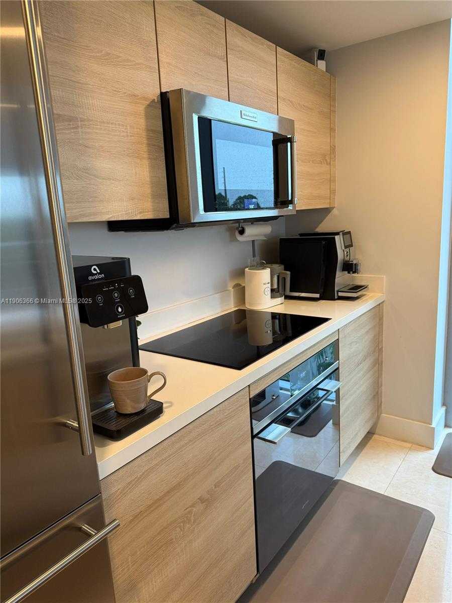Small Image of 16385 BISCAYNE BLVD #301, North Miami Beach Number 12