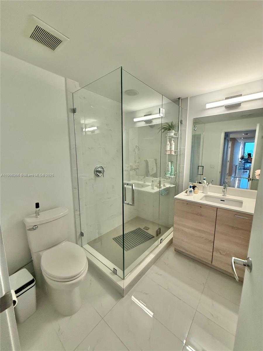Small Image of 16385 BISCAYNE BLVD #301, North Miami Beach Number 13
