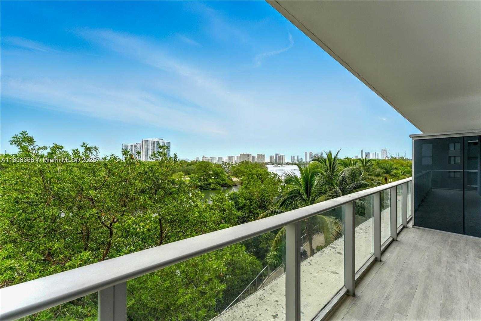 Small Image of 16385 BISCAYNE BLVD #301, North Miami Beach Number 2
