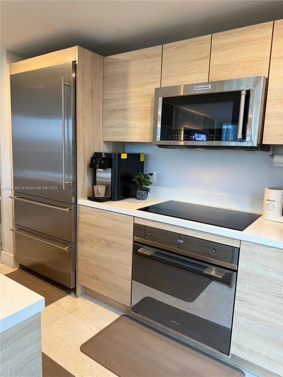 Small Image of 16385 BISCAYNE BLVD #301, North Miami Beach Number 4