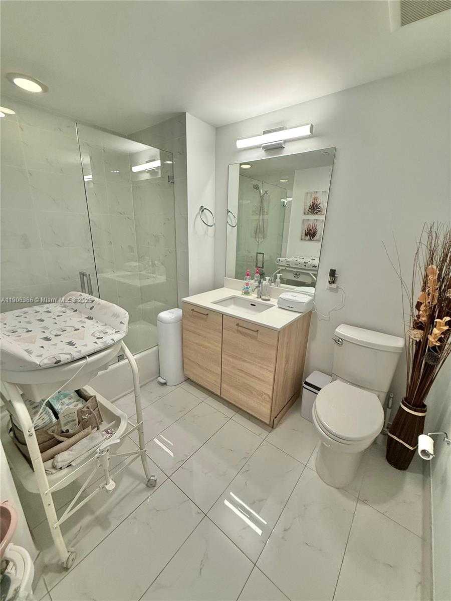 Small Image of 16385 BISCAYNE BLVD #301, North Miami Beach Number 8
