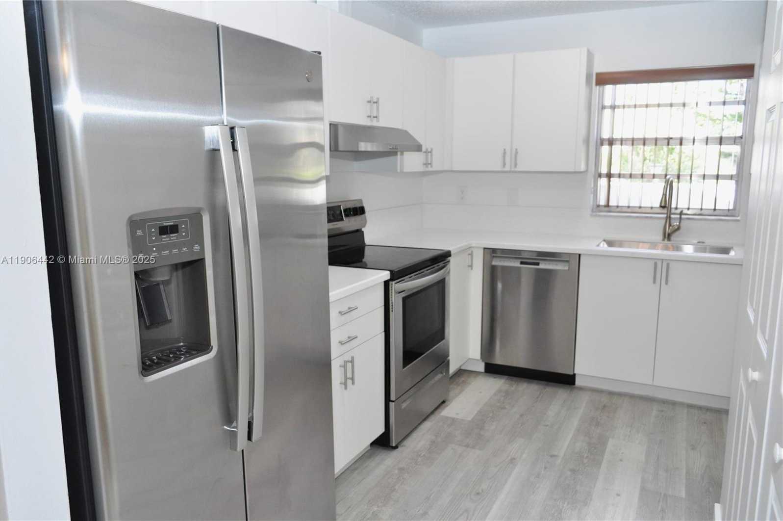 Small Image of 13492 SOUTH WEST 38TH LN, Miami Number 4