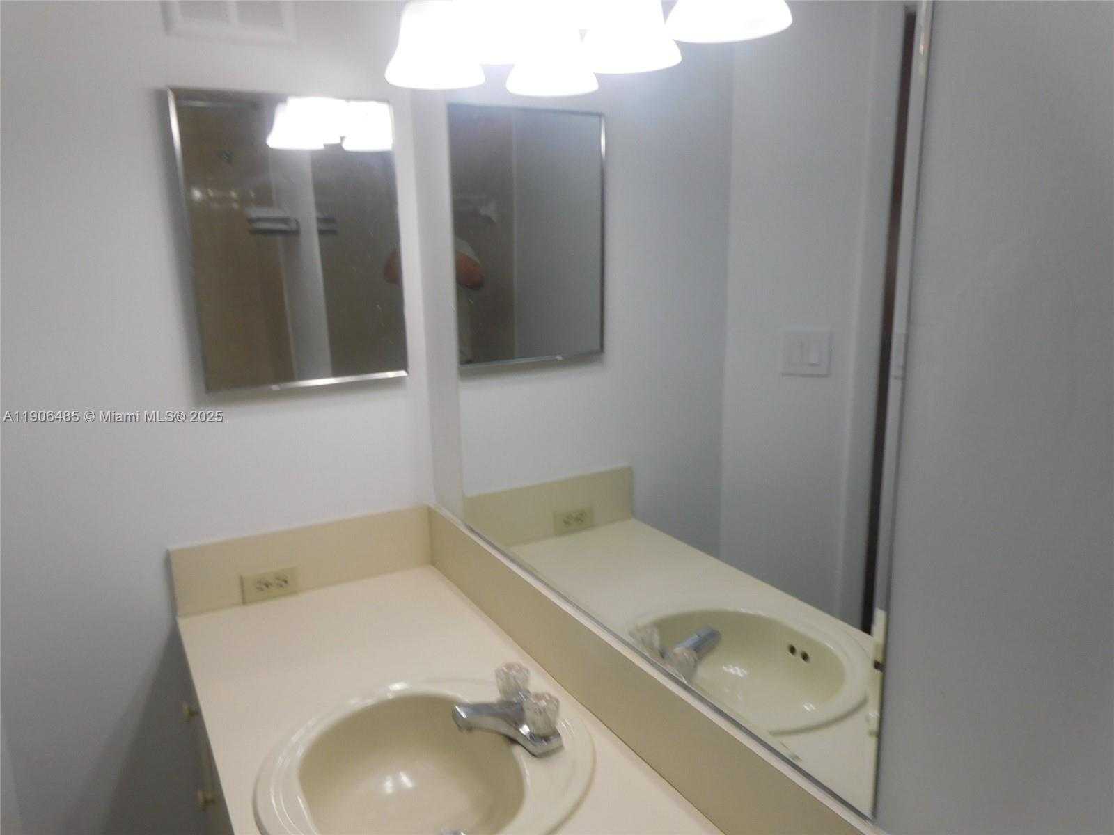 Small Image of 8290 LAKE DR #216, Doral Number 11