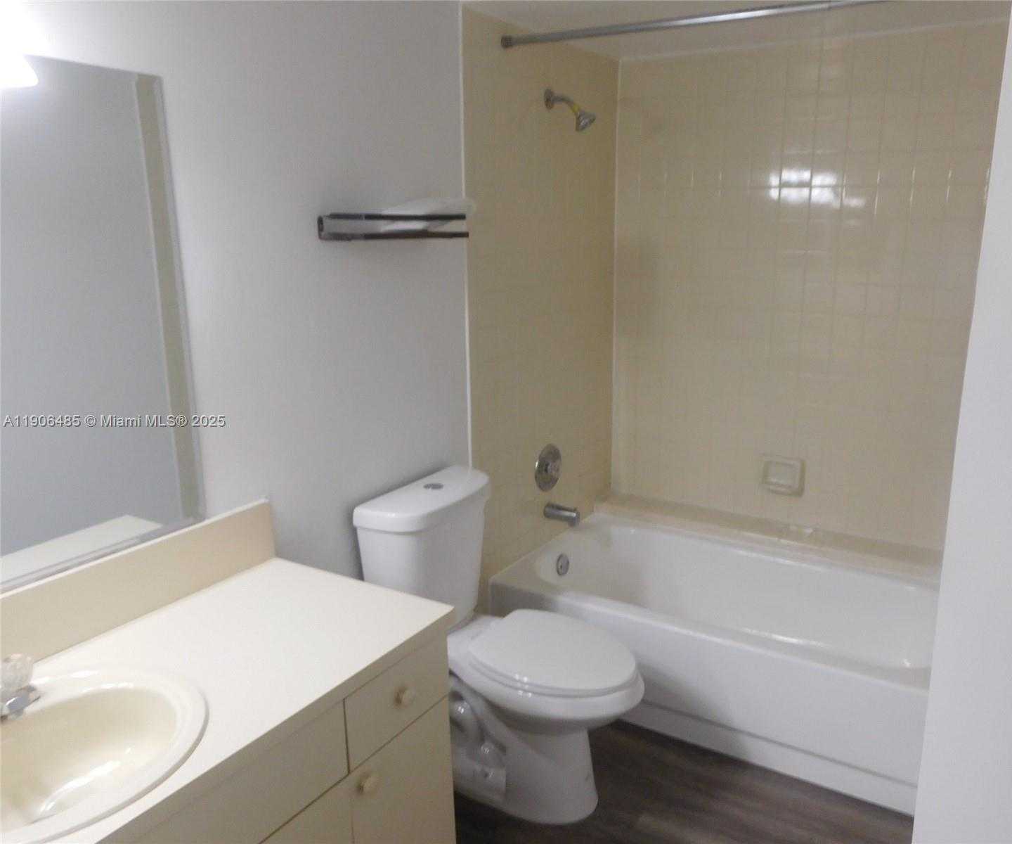 Small Image of 8290 LAKE DR #216, Doral Number 12