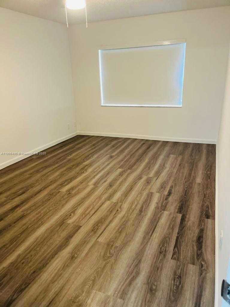 Small Image of 8290 LAKE DR #216, Doral Number 15