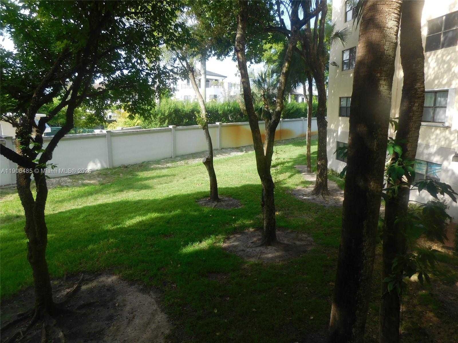 Small Image of 8290 LAKE DR #216, Doral Number 19