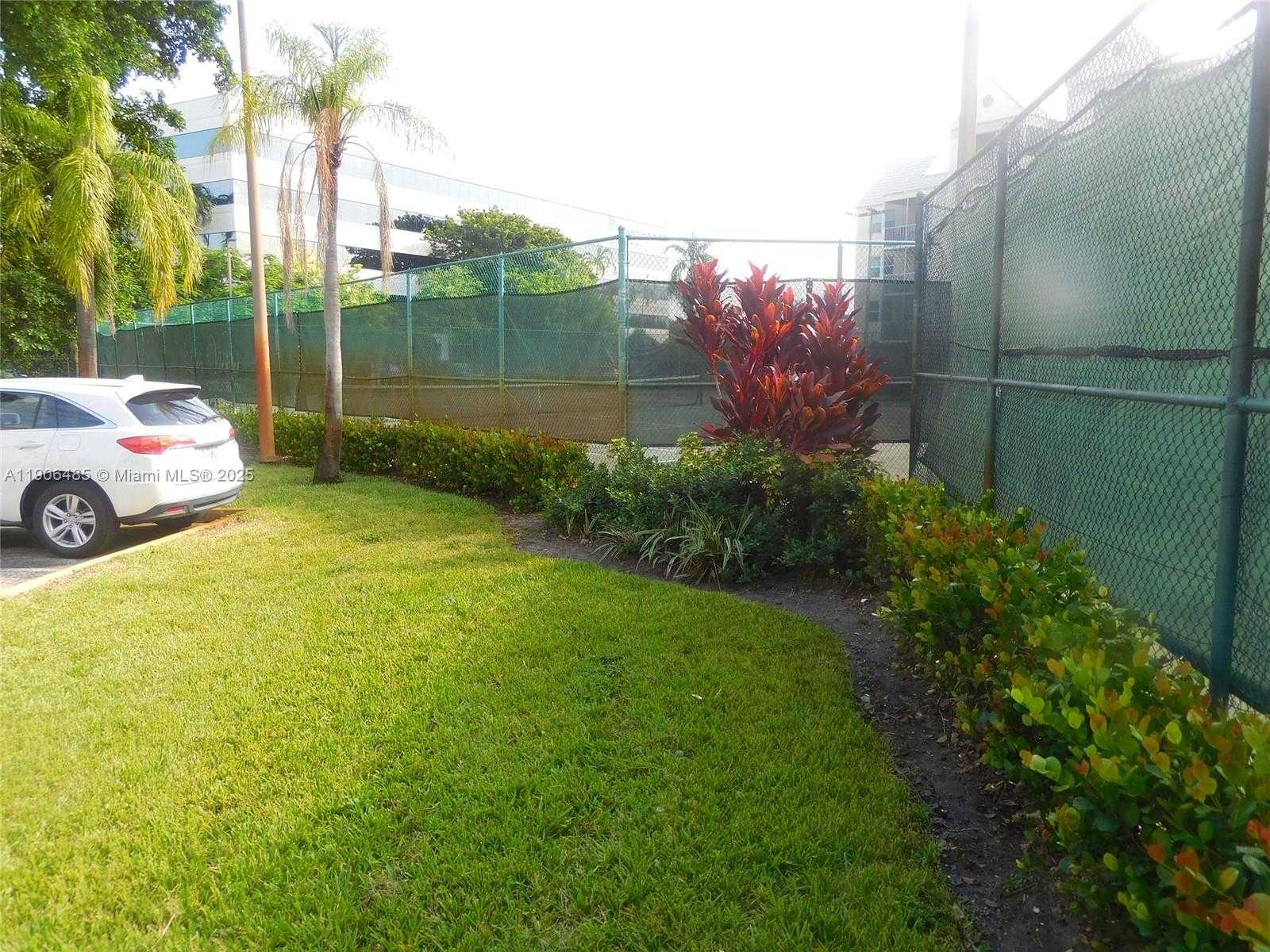 Small Image of 8290 LAKE DR #216, Doral Number 20
