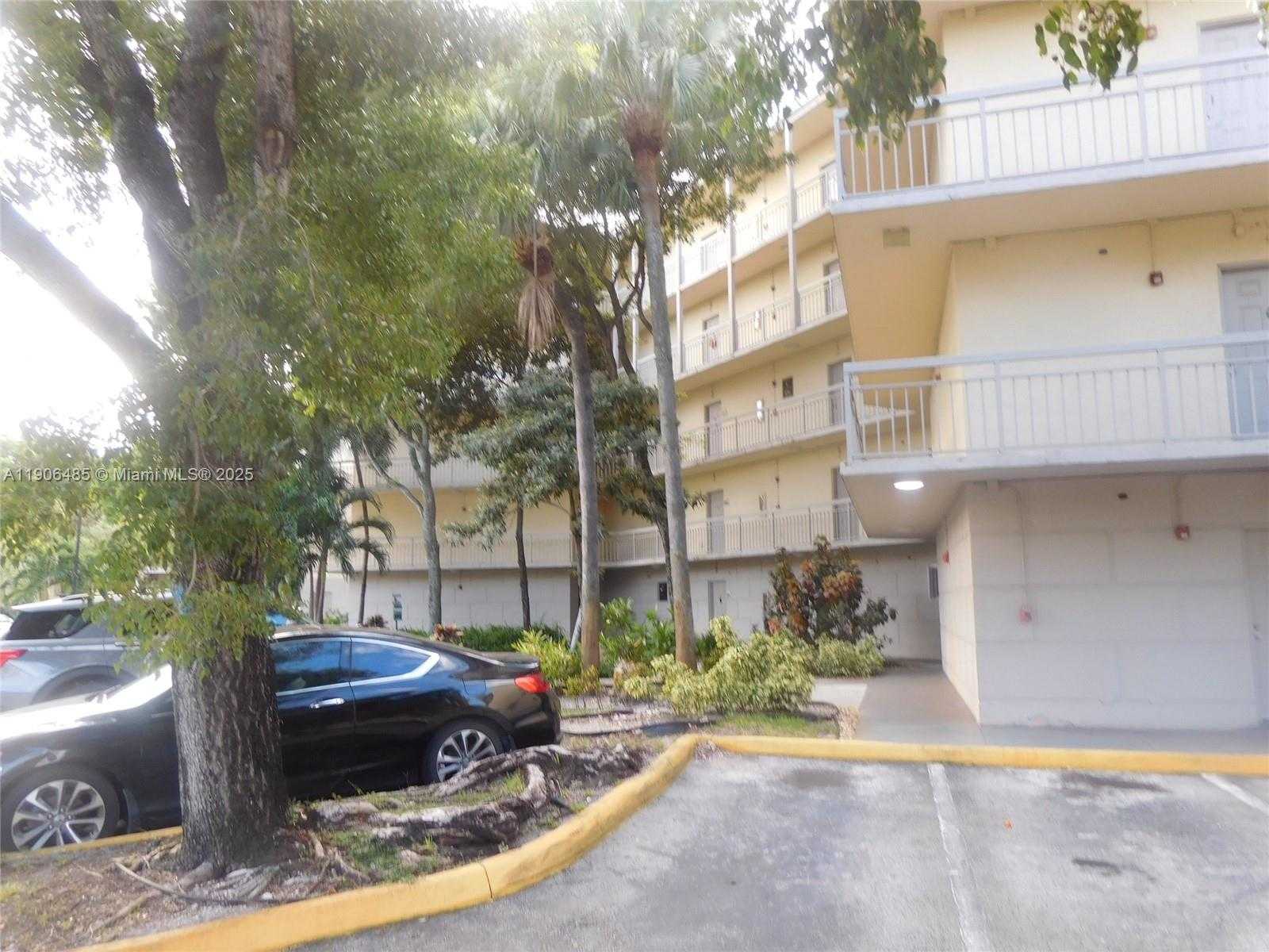Small Image of 8290 LAKE DR #216, Doral Number 3