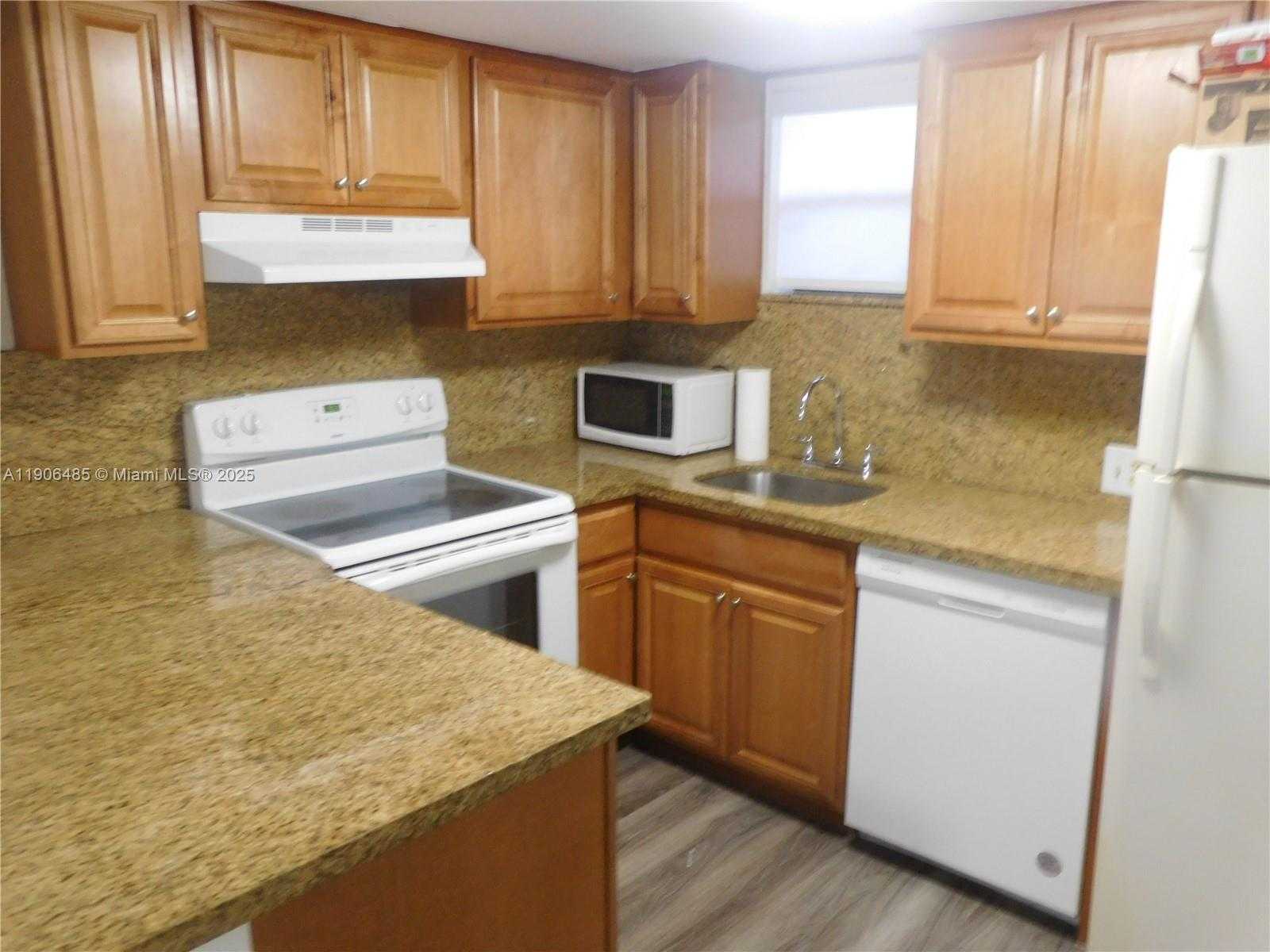 Small Image of 8290 LAKE DR #216, Doral Number 7