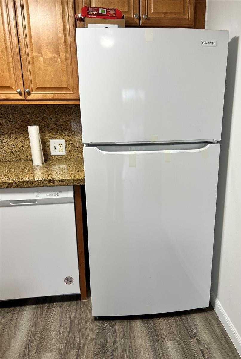 Small Image of 8290 LAKE DR #216, Doral Number 9