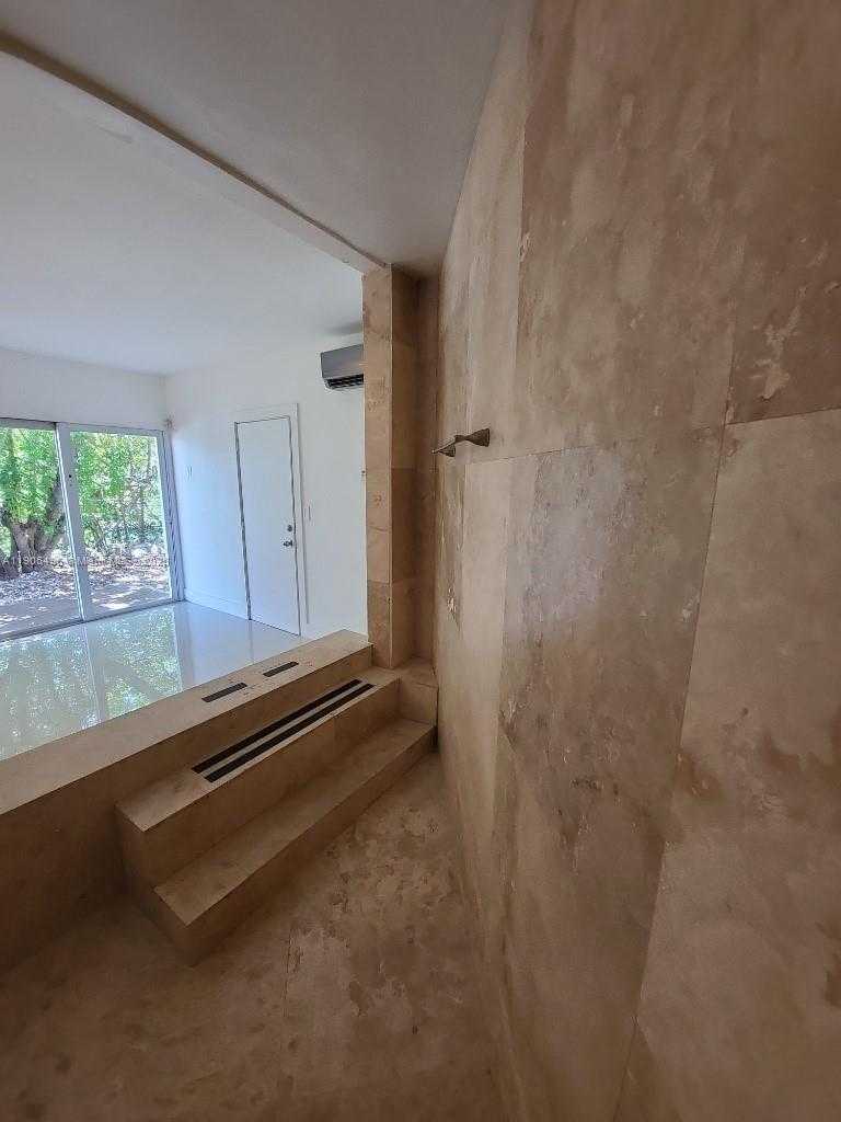 Small Image of 7707 HAWTHORNE AVE, Miami Beach Number 13