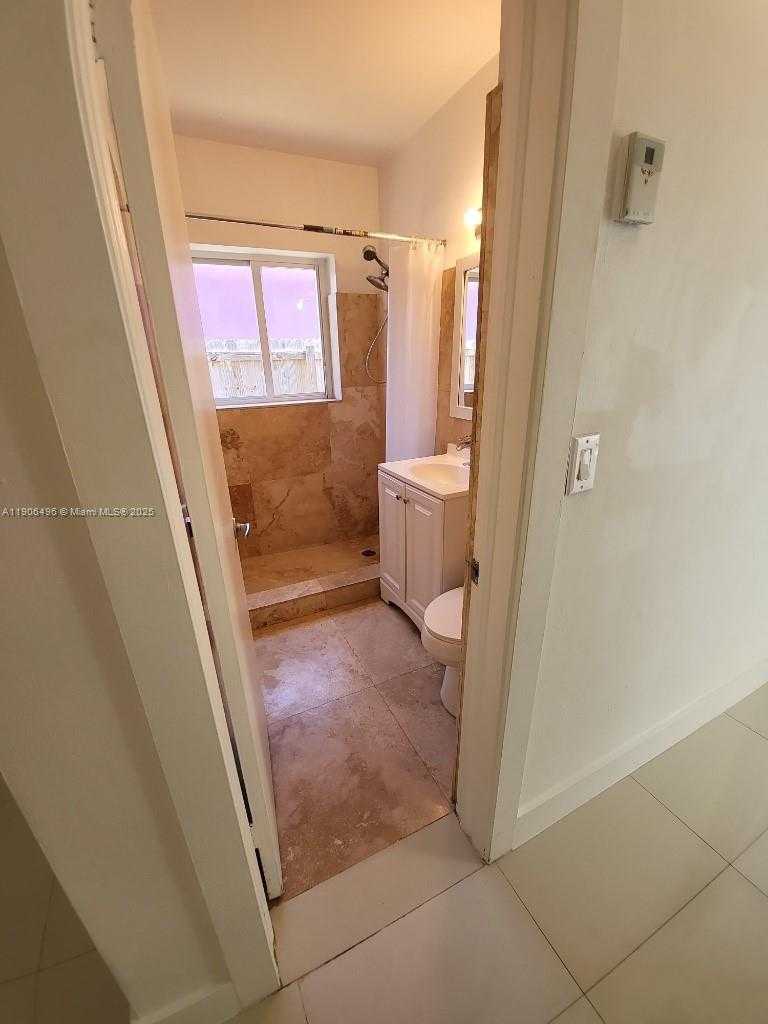 Small Image of 7707 HAWTHORNE AVE, Miami Beach Number 16
