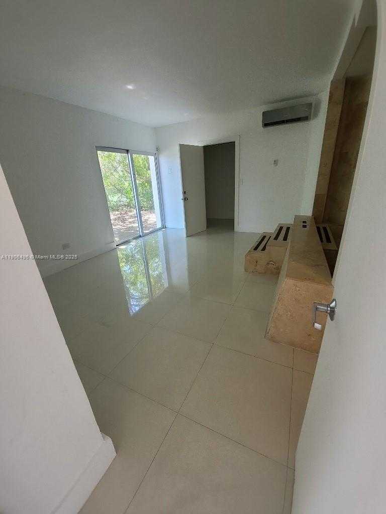 Small Image of 7707 HAWTHORNE AVE, Miami Beach Number 17