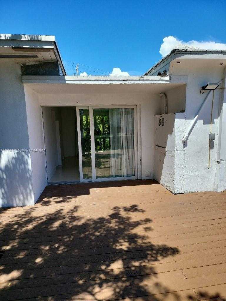 Small Image of 7707 HAWTHORNE AVE, Miami Beach Number 2