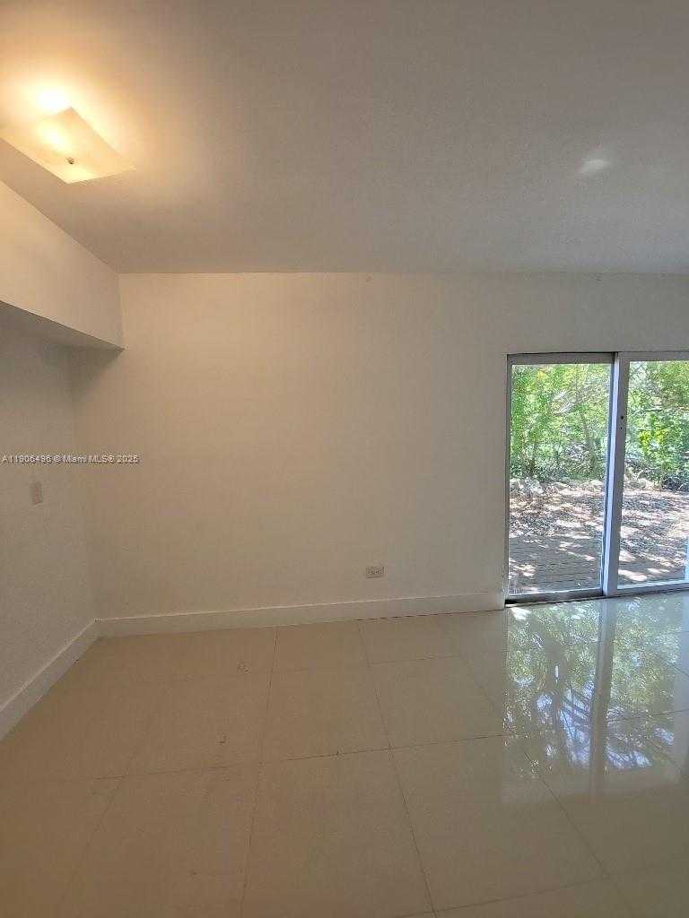Small Image of 7707 HAWTHORNE AVE, Miami Beach Number 20