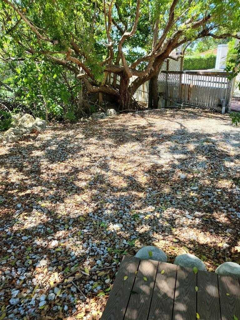 Small Image of 7707 HAWTHORNE AVE, Miami Beach Number 4