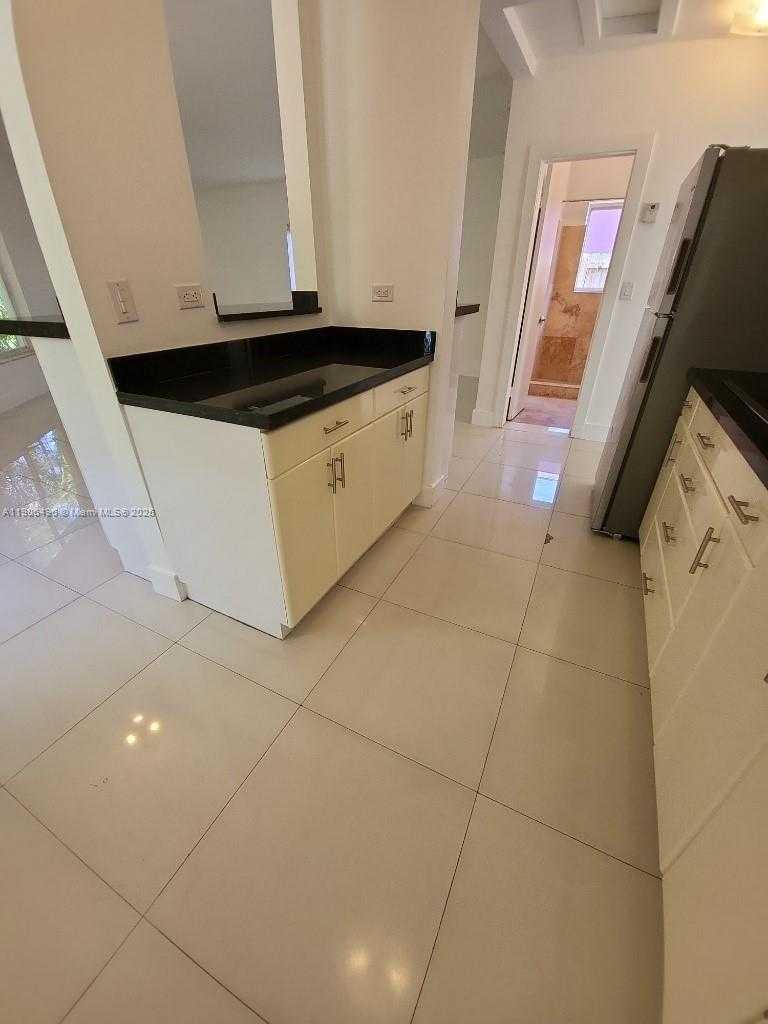 Small Image of 7707 HAWTHORNE AVE, Miami Beach Number 57