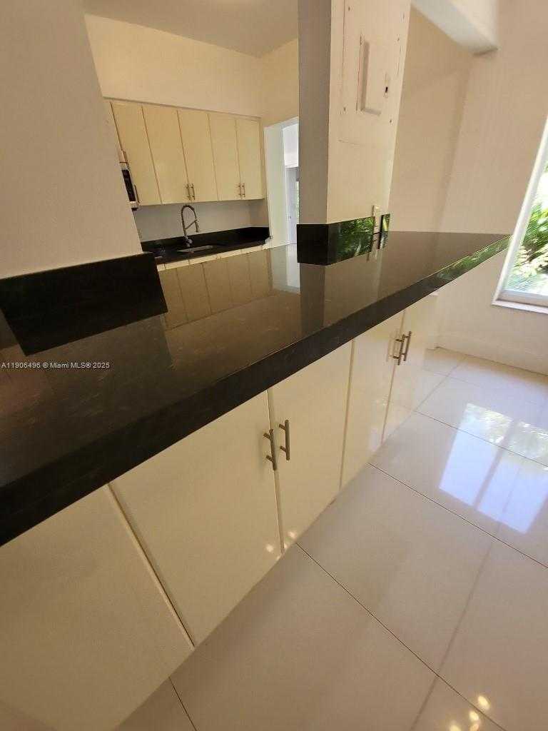 Small Image of 7707 HAWTHORNE AVE, Miami Beach Number 60