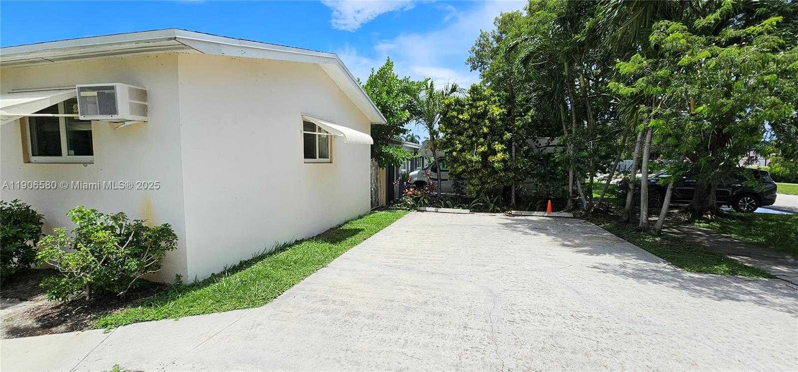 Small Image of 1701 SHENANDOAH ST #2, Hollywood Number 2