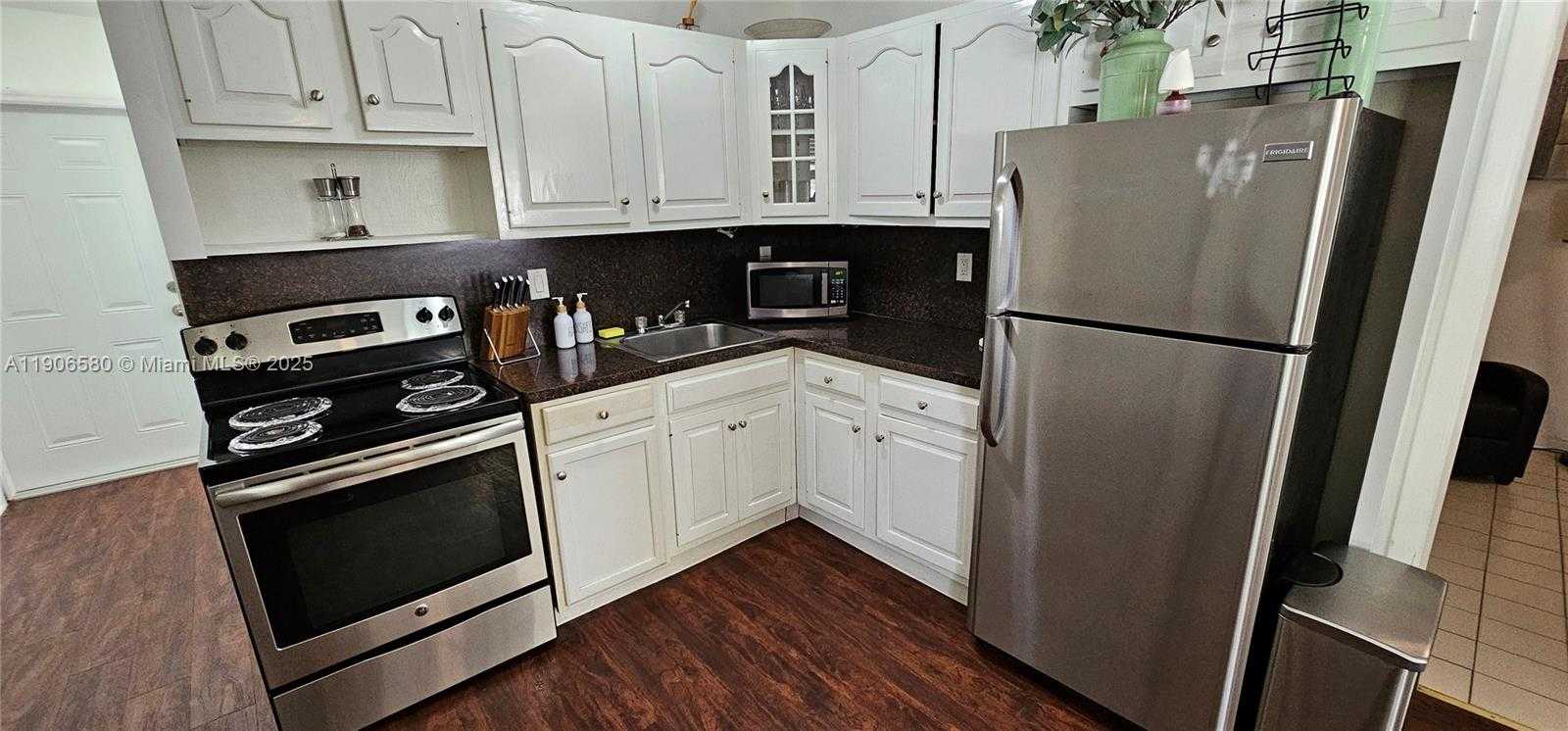 Small Image of 1701 SHENANDOAH ST #2, Hollywood Number 9