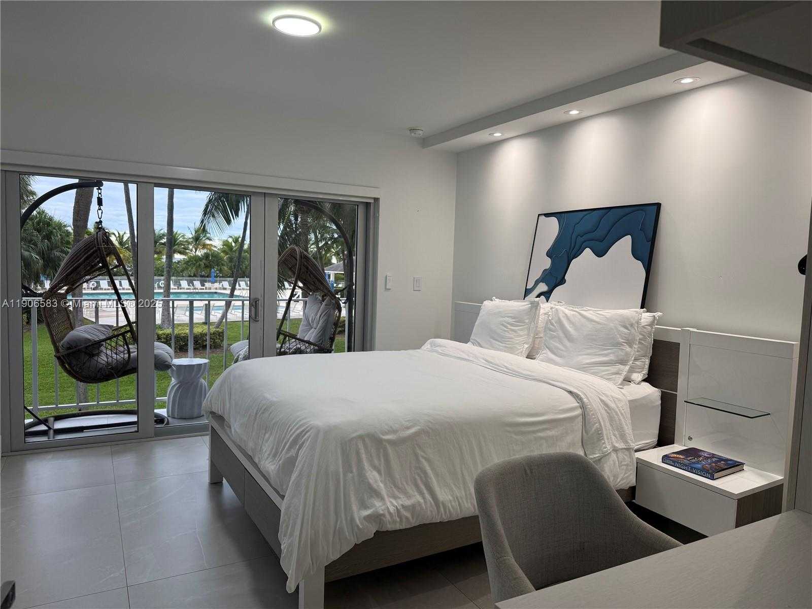 Small Image of 881 OCEAN DR #TH15, Key Biscayne Number 14