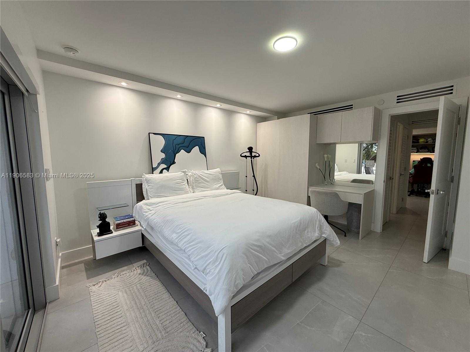 Small Image of 881 OCEAN DR #TH15, Key Biscayne Number 15