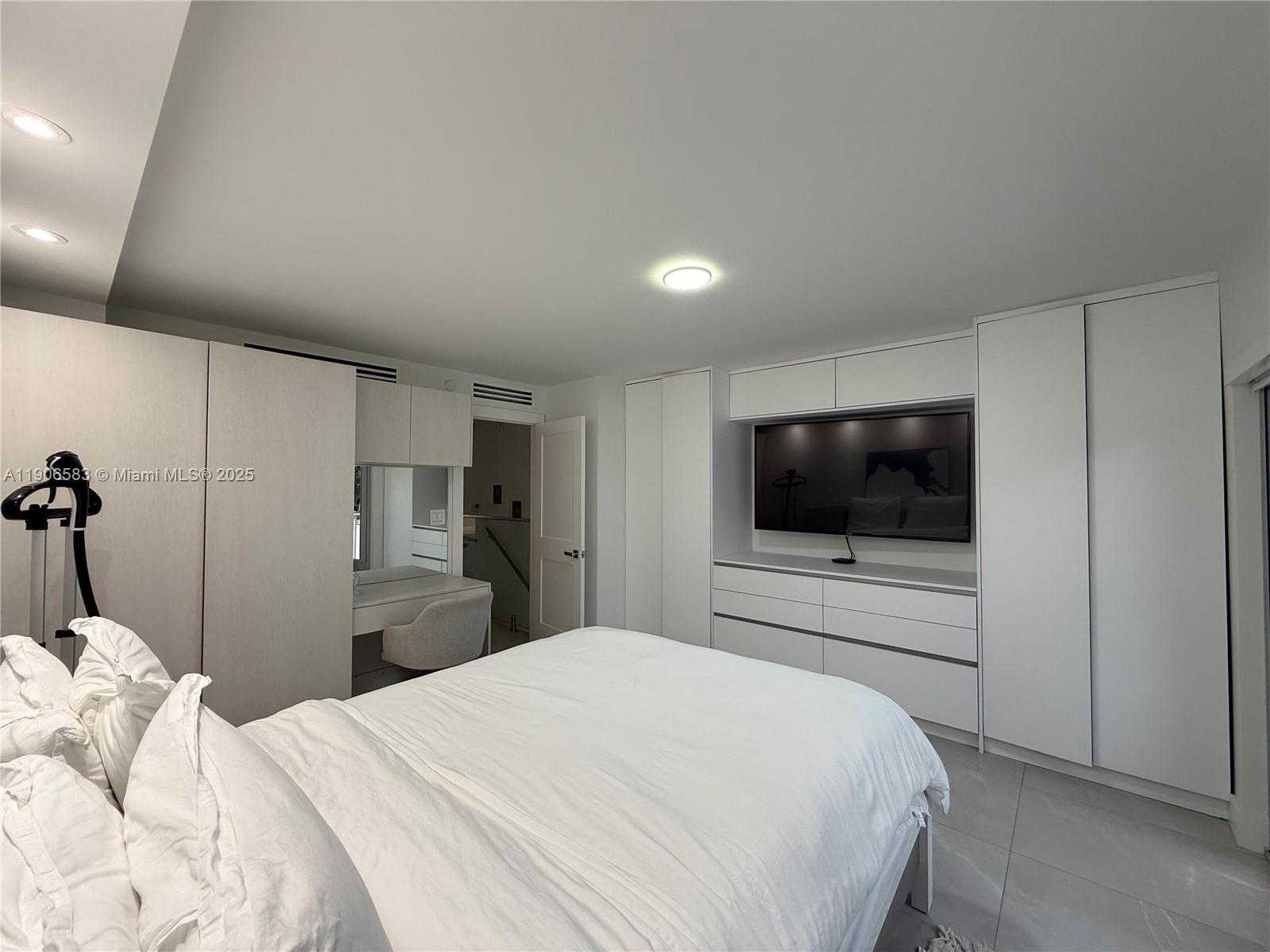 Small Image of 881 OCEAN DR #TH15, Key Biscayne Number 16