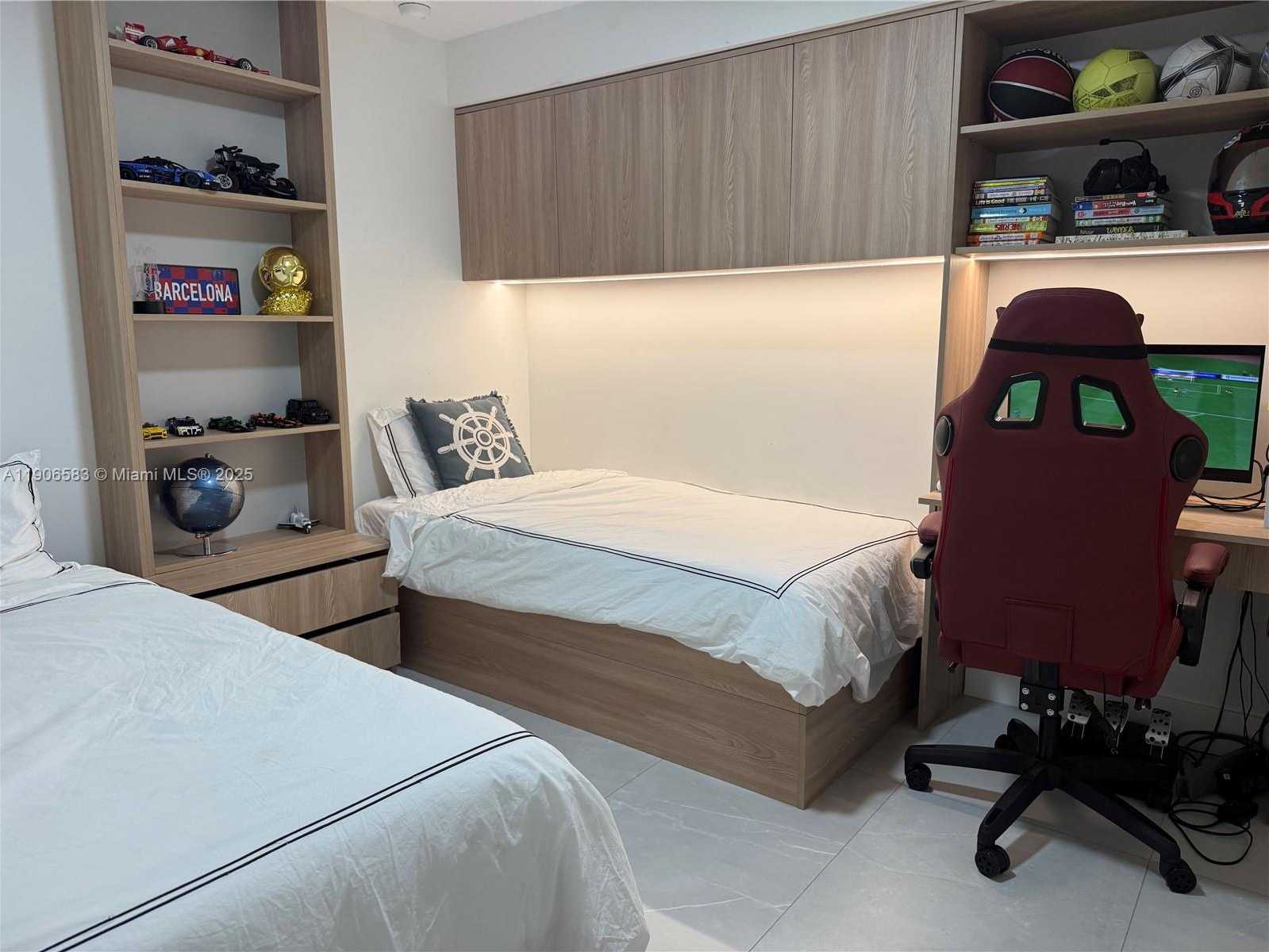 Small Image of 881 OCEAN DR #TH15, Key Biscayne Number 17