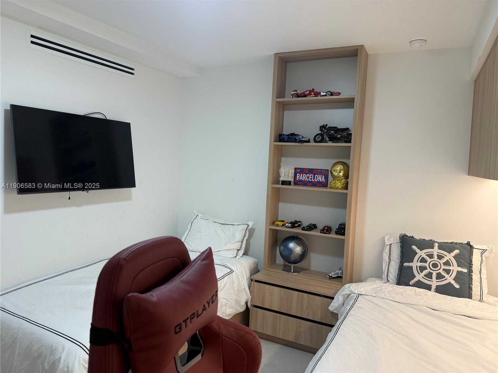 Small Image of 881 OCEAN DR #TH15, Key Biscayne Number 18