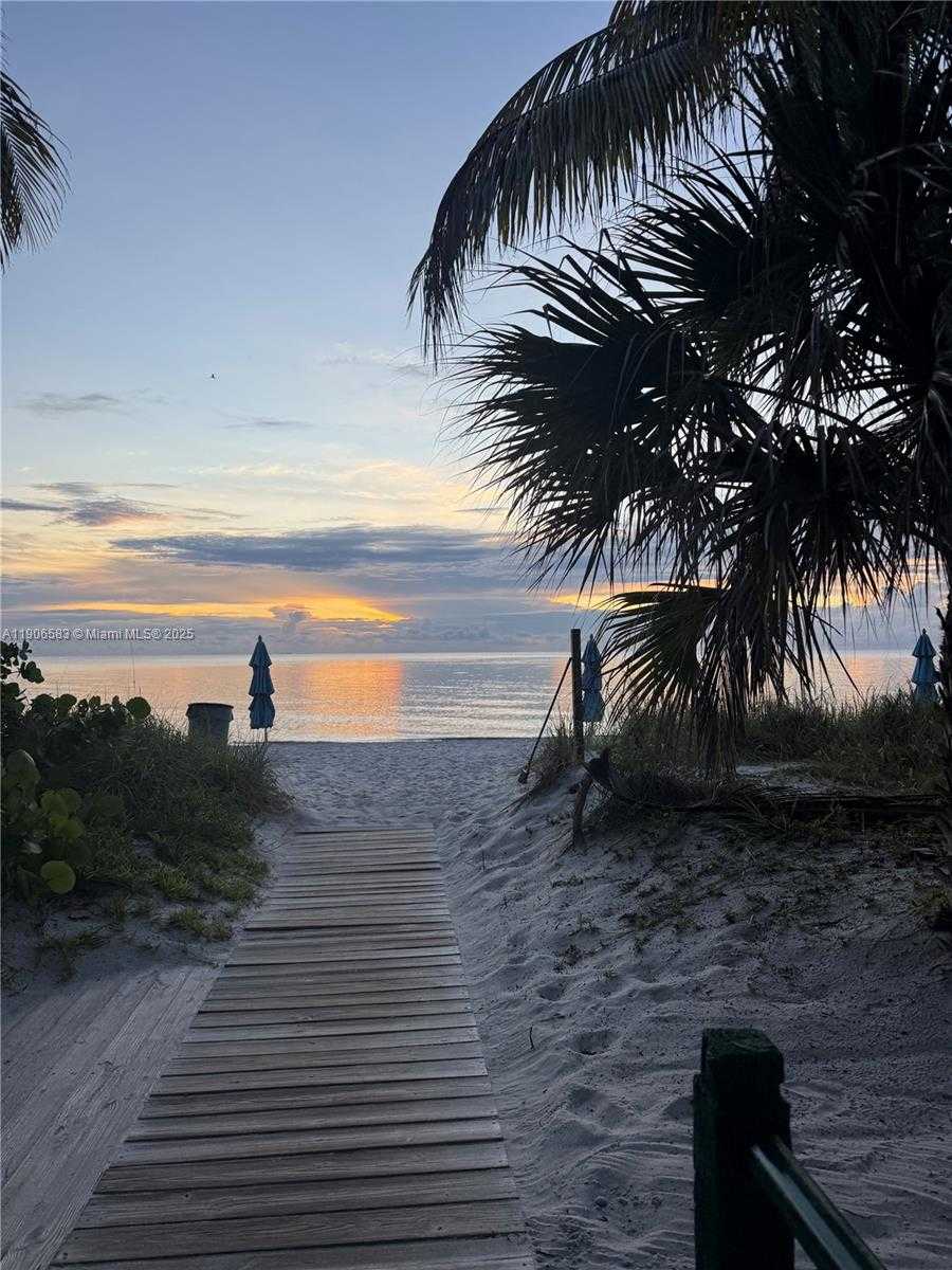 Small Image of 881 OCEAN DR #TH15, Key Biscayne Number 23