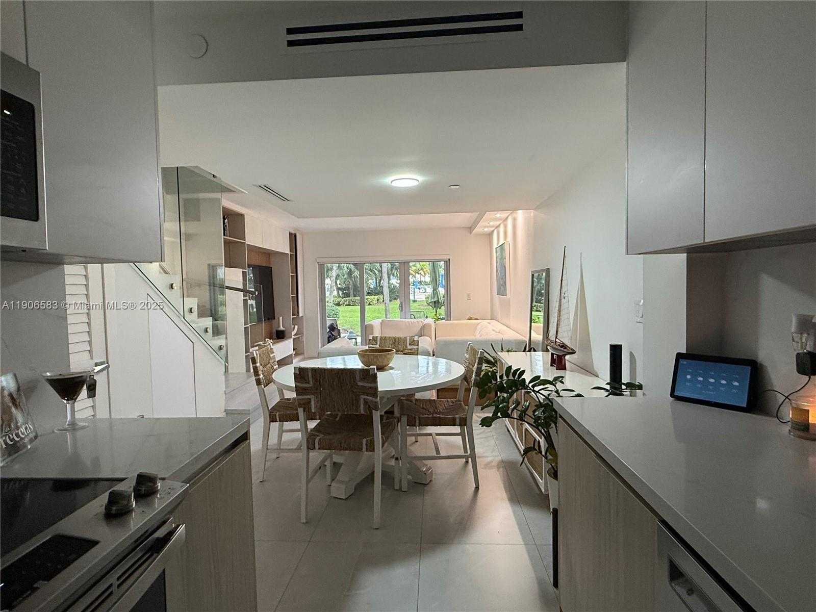 Small Image of 881 OCEAN DR #TH15, Key Biscayne Number 5