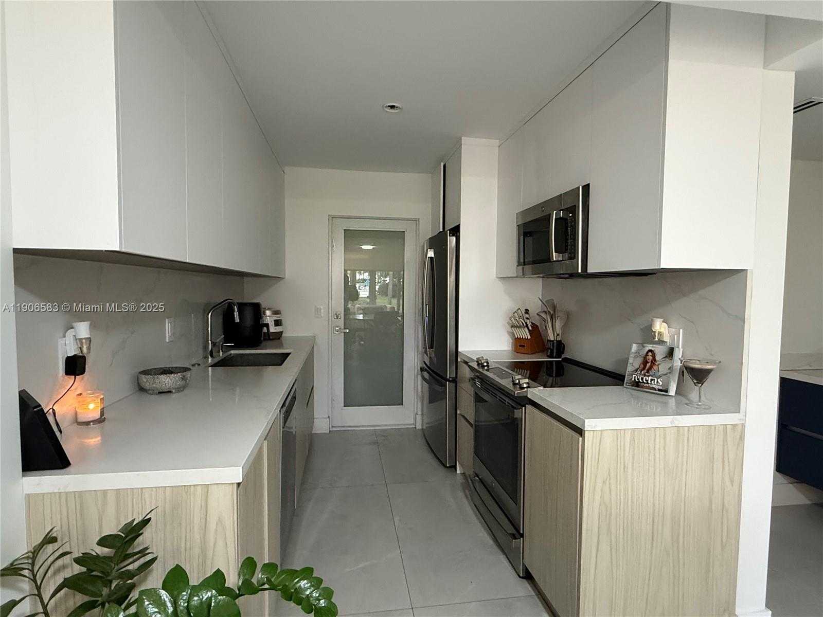 Small Image of 881 OCEAN DR #TH15, Key Biscayne Number 6