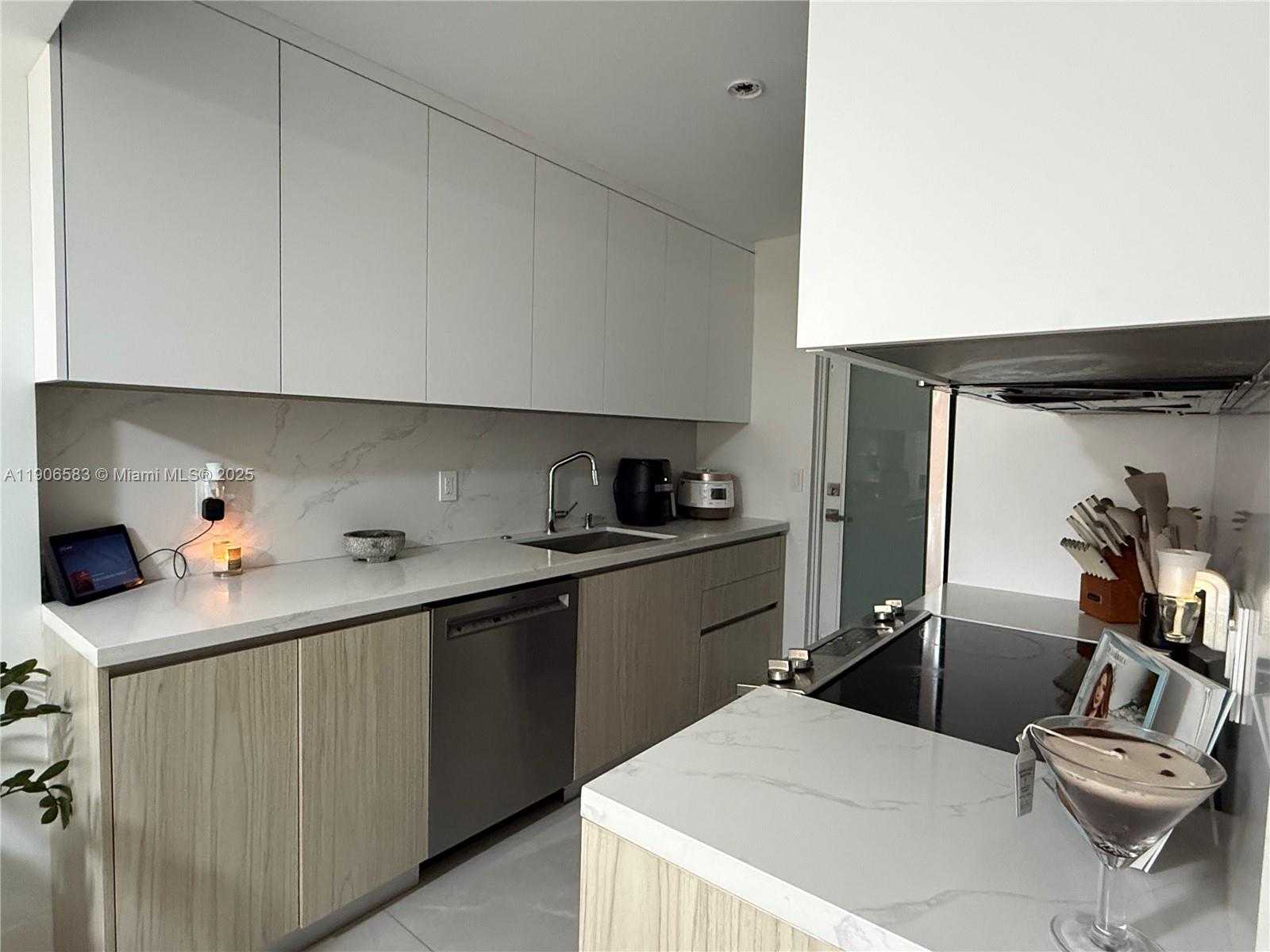 Small Image of 881 OCEAN DR #TH15, Key Biscayne Number 7