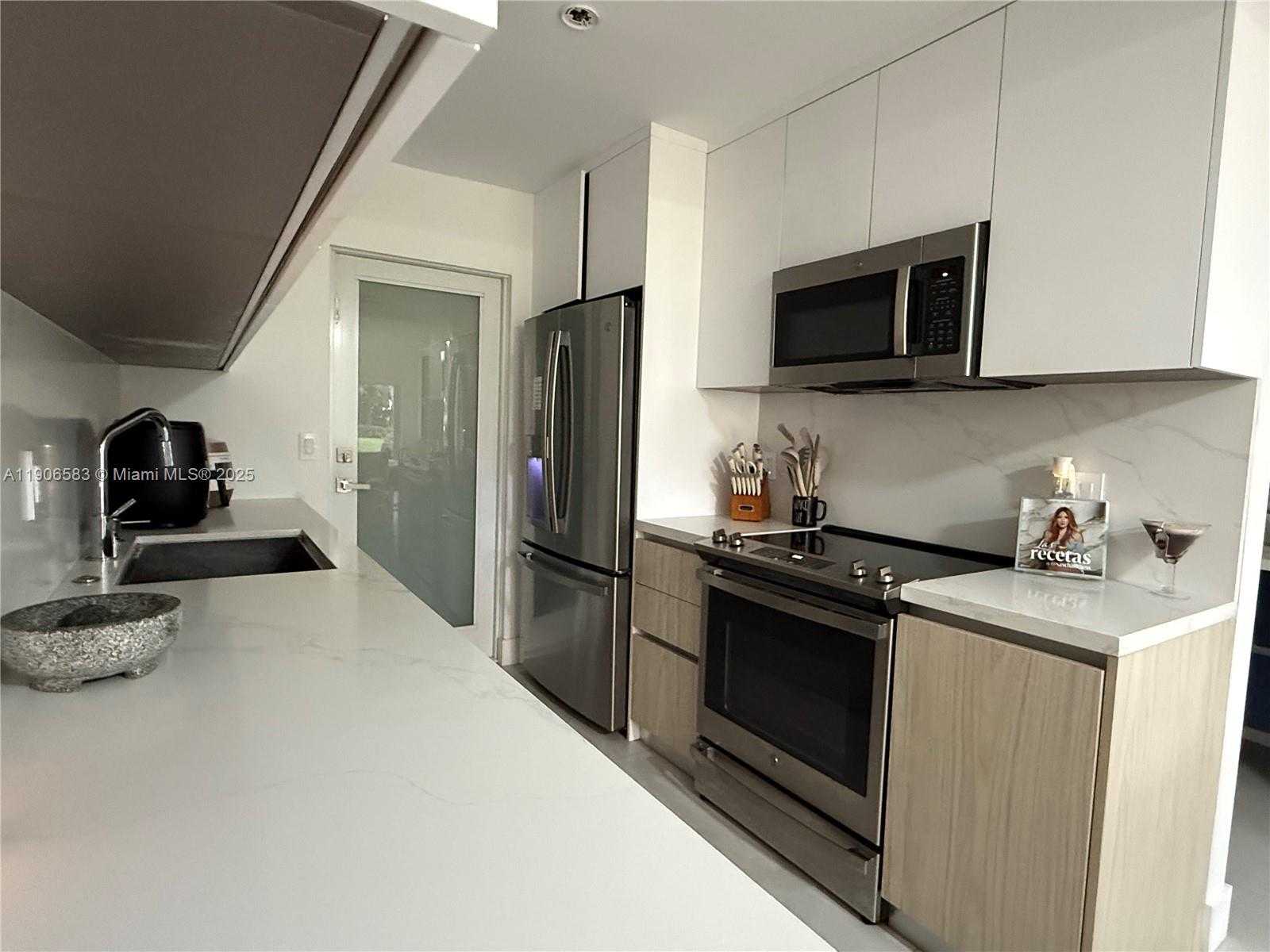 Small Image of 881 OCEAN DR #TH15, Key Biscayne Number 8