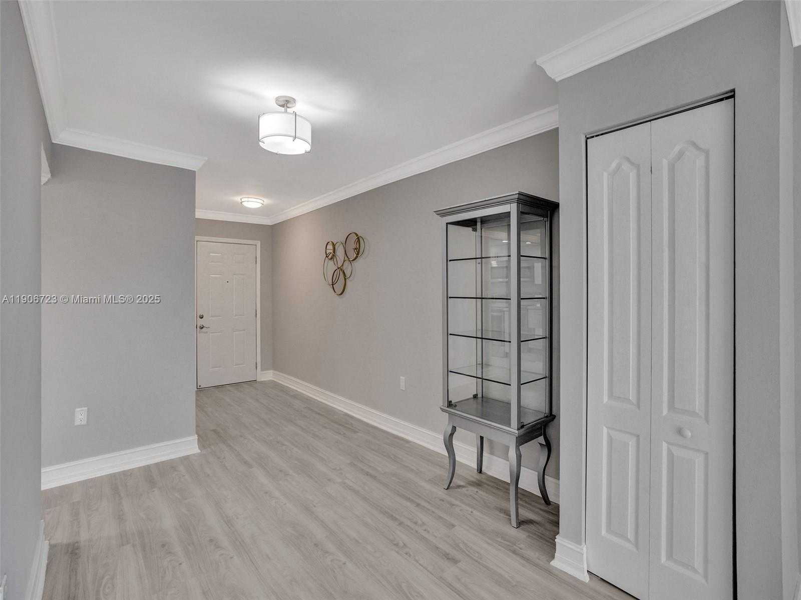 Small Image of 9375 FONTAINEBLEAU BLVD #L305, Miami Number 10