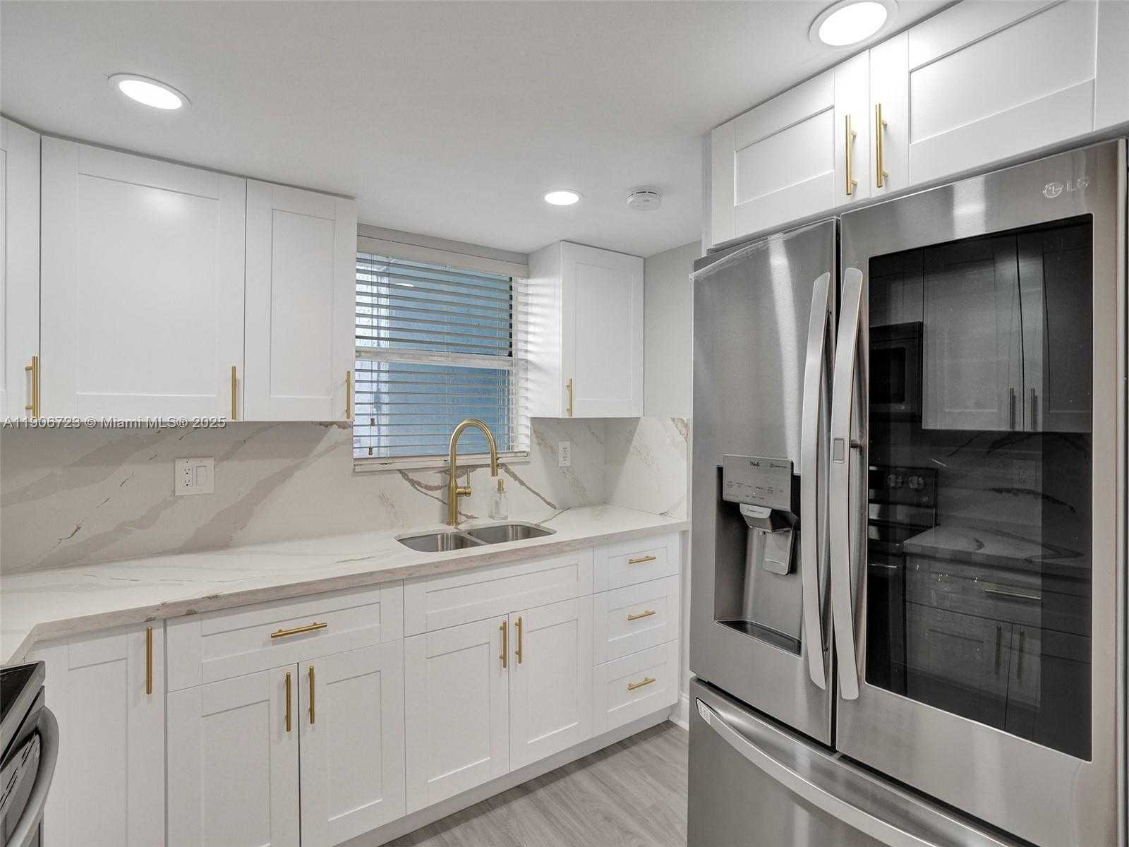 Small Image of 9375 FONTAINEBLEAU BLVD #L305, Miami Number 11