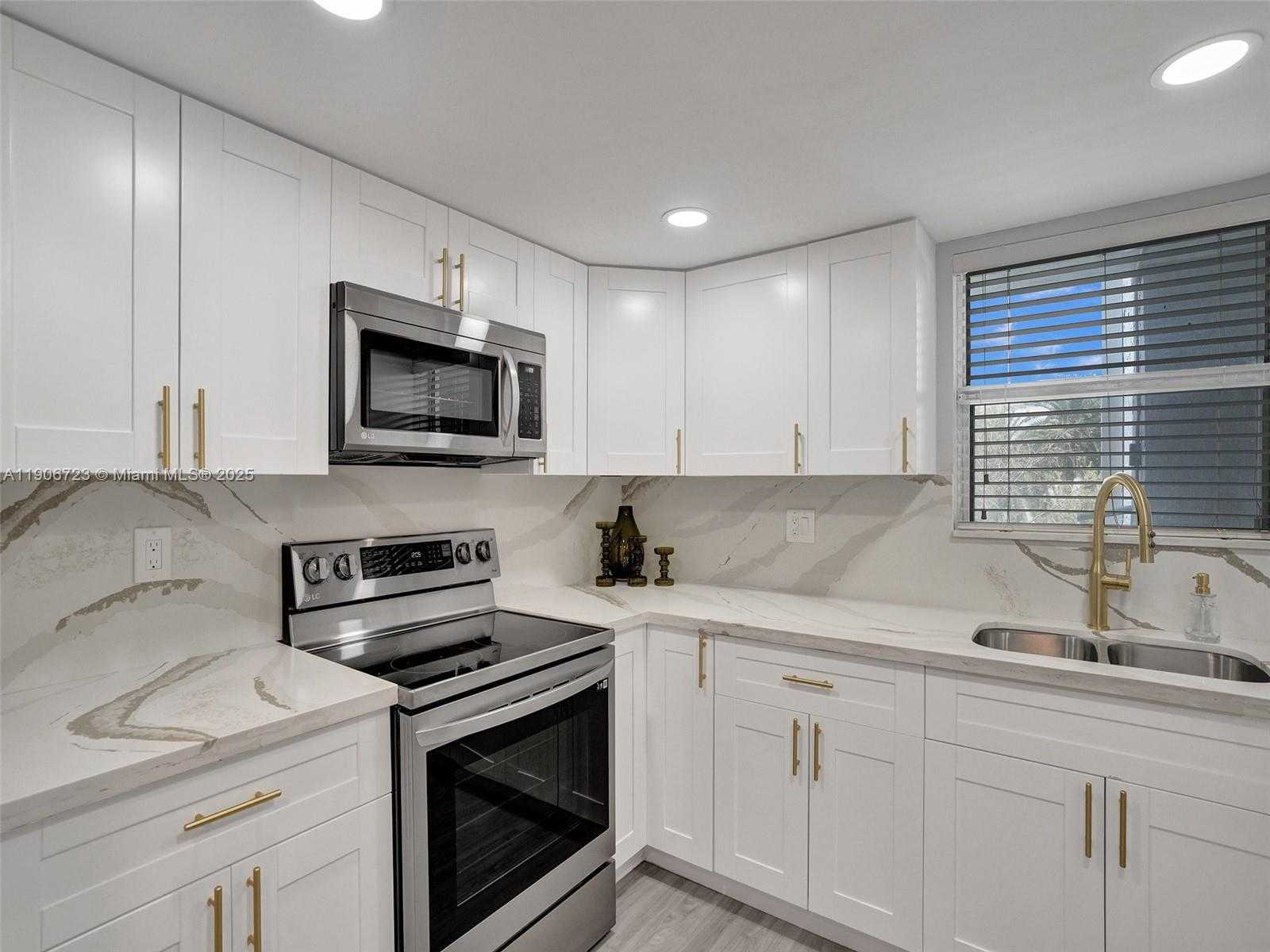 Small Image of 9375 FONTAINEBLEAU BLVD #L305, Miami Number 12