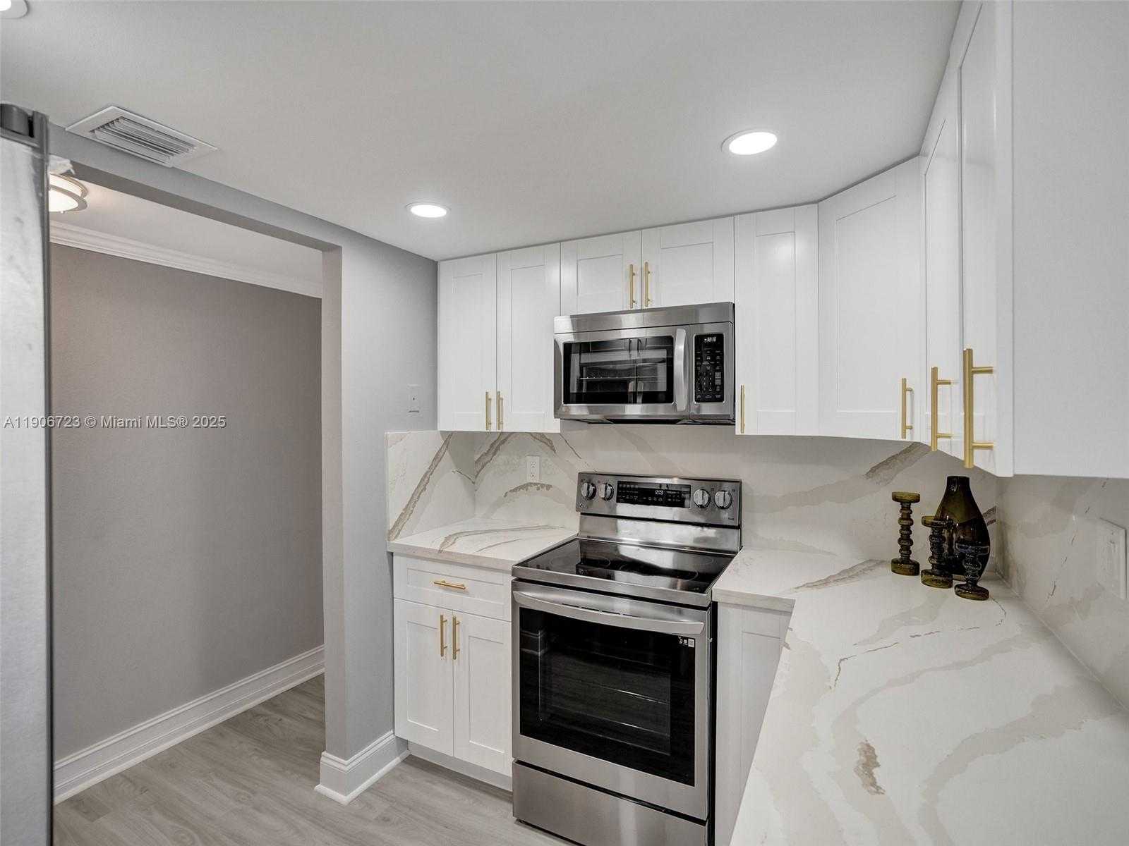 Small Image of 9375 FONTAINEBLEAU BLVD #L305, Miami Number 13